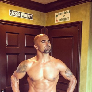 Shemar Moore, à l'affiche de la série "S.W.A.T" (TF1), dévoile ses abdos sur Instagram.