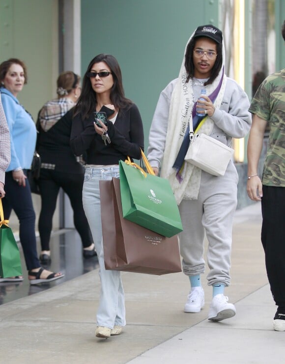 Kourtney Kardashian et Luka Sabbat font du shopping à Beverly Hills le 4 novembre 2018.