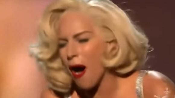 Lady Gaga interprétant sa chanson "Do What U Want" en featuring avec R. Kelly sur la scène des American Music Awards en 2013.