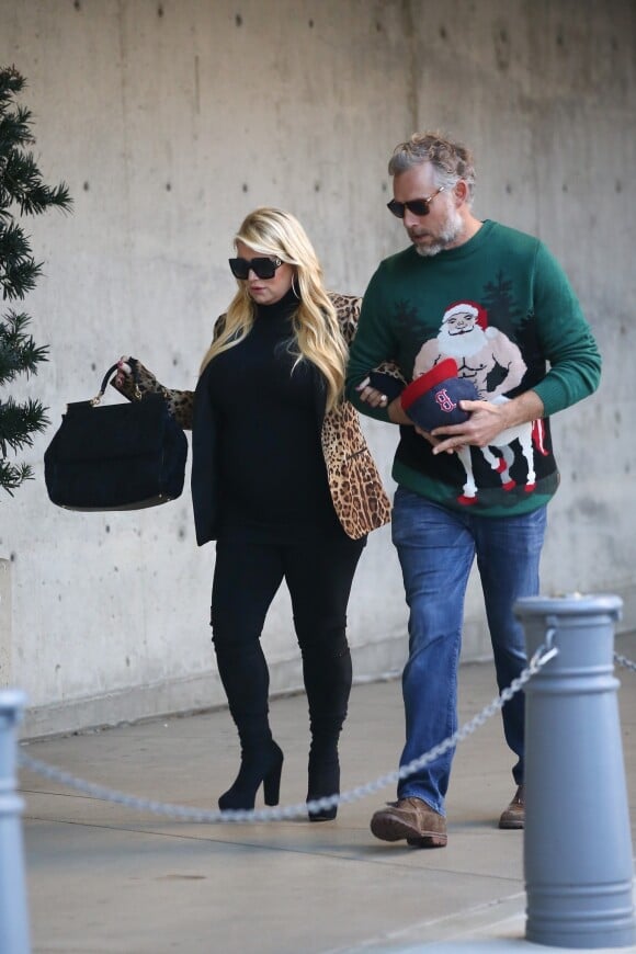 Jessica Simpson, Eric Johnson - Exclusif - Jessica Simpson,enceinte, est allée à un évènement pour Noêl avec sa famille à Thousand Oaks le 8 décembre 2018. Merci de flouter le visage des enfants avant publication  Exclusive - Germany call for price - Pregnant Jessica Simpson enjoys a Christmas event with her family. The singer and fashion designer attended with husband Eric Johnson and two kids Maxwell and Ace. Also attending were Jessica's dad Joe Simpson, and mom Tina Ann Drew and her fiancé Jon Goldstein. Simpson, who is expecting her third child, showed off her baby bump in a black turtleneck and leopard print jacket, while husband Eric carried the couple's two children Thousand Oaks on december 8, 2018.08/12/2018 - Thousand Oaks
