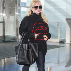 Jessica Simpson, enceinte, arrive à l'aéroport JFK de New York le 12 octobre 2018.