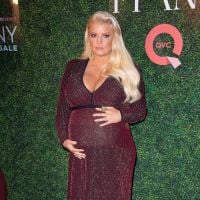 Jessica Simpson enceinte : Elle publie une photo de son pied super gonflé !