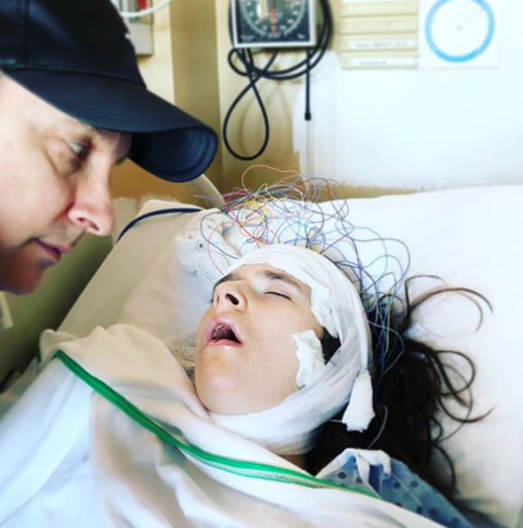 Jean-Marc Généreux au côté de sa fille Francesca, atteinte du syndrome de Rett, hospitalisée après une crise d'epilepsie le 12 janvier 2019.