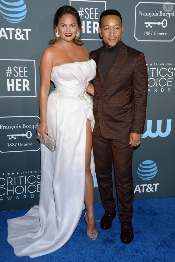 John Legend et sa femme Chrissy Teigen au photocall de la soirée des 24ème Critics Choice Awards au Barker Hangar à Santa Monica, Los Angeles, Californie, Etats-Unis, le 13 janvier 2019.