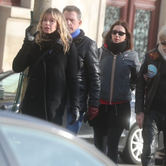 Romane Serda, Lolita Séchan et son père Renaud - Après une cérémonie au temple protestant Port-Royal, obsèques de Thierry Séchan au cimetière du Montparnasse à Paris le 16 janvier 2019.