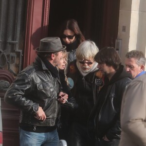 Romane Serda, Lolita Séchan et son père Renaud - Après une cérémonie au temple protestant Port-Royal, obsèques de Thierry Séchan au cimetière du Montparnasse à Paris le 16 janvier 2019.