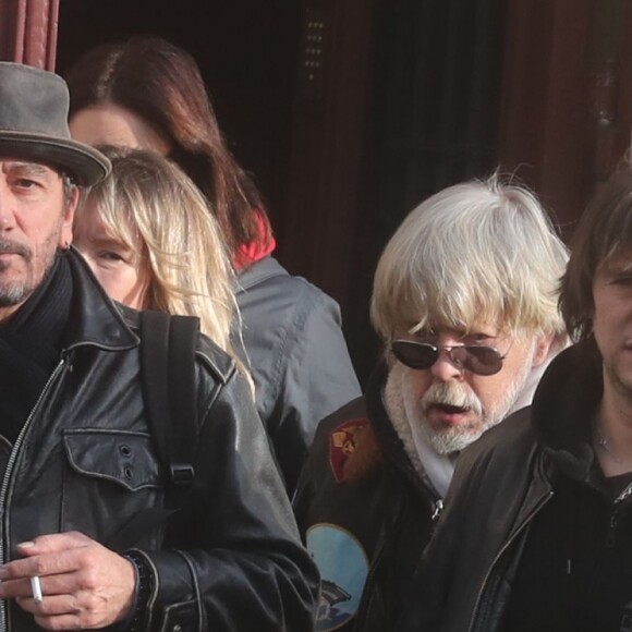Romane Serda, Lolita Séchan et son père Renaud - Après une cérémonie au temple protestant Port-Royal, obsèques de Thierry Séchan au cimetière du Montparnasse à Paris le 16 janvier 2019.