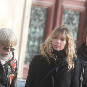 Romane Serda, Lolita Séchan et son père Renaud - Après une cérémonie au temple protestant Port-Royal, obsèques de Thierry Séchan au cimetière du Montparnasse à Paris le 16 janvier 2019.