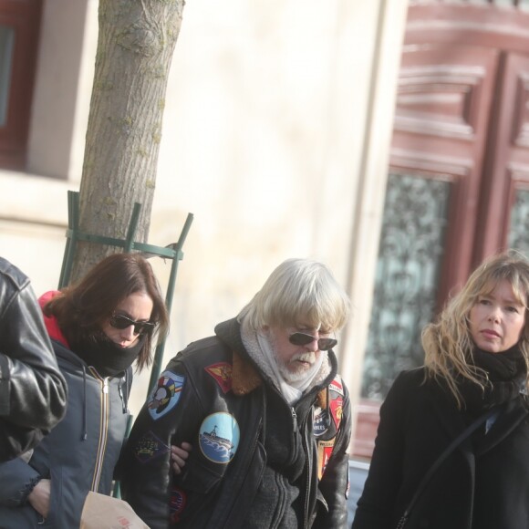 Romane Serda, Lolita Séchan et son père Renaud - Après une cérémonie au temple protestant Port-Royal, obsèques de Thierry Séchan au cimetière du Montparnasse à Paris le 16 janvier 2019.