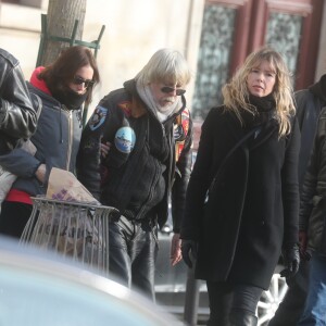 Romane Serda, Lolita Séchan et son père Renaud - Après une cérémonie au temple protestant Port-Royal, obsèques de Thierry Séchan au cimetière du Montparnasse à Paris le 16 janvier 2019.