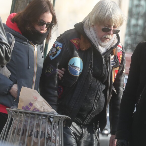 Romane Serda, Lolita Séchan et son père Renaud - Après une cérémonie au temple protestant Port-Royal, obsèques de Thierry Séchan au cimetière du Montparnasse à Paris le 16 janvier 2019.