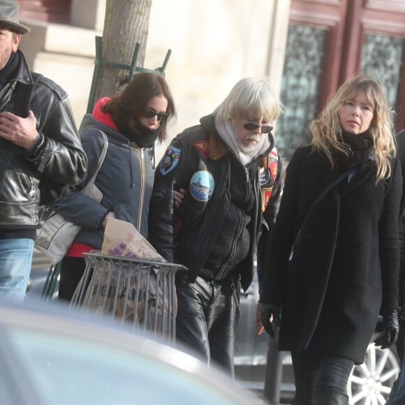 Romane Serda, Lolita Séchan et son père Renaud - Après une cérémonie au temple protestant Port-Royal, obsèques de Thierry Séchan au cimetière du Montparnasse à Paris le 16 janvier 2019.