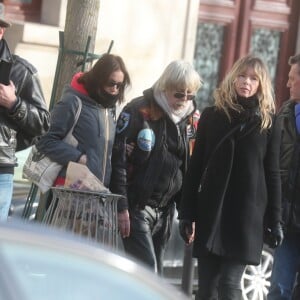 Romane Serda, Lolita Séchan et son père Renaud - Après une cérémonie au temple protestant Port-Royal, obsèques de Thierry Séchan au cimetière du Montparnasse à Paris le 16 janvier 2019.