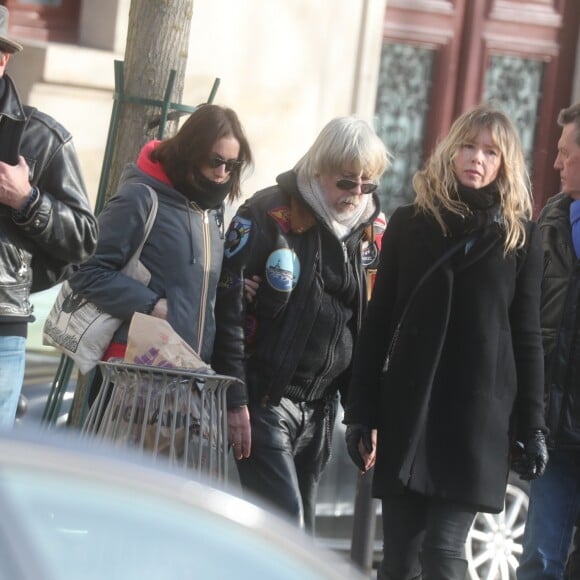 Romane Serda, Lolita Séchan et son père Renaud - Après une cérémonie au temple protestant Port-Royal, obsèques de Thierry Séchan au cimetière du Montparnasse à Paris le 16 janvier 2019.