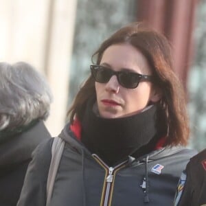 Romane Serda, Lolita Séchan et son père Renaud - Après une cérémonie au temple protestant Port-Royal, obsèques de Thierry Séchan au cimetière du Montparnasse à Paris le 16 janvier 2019.