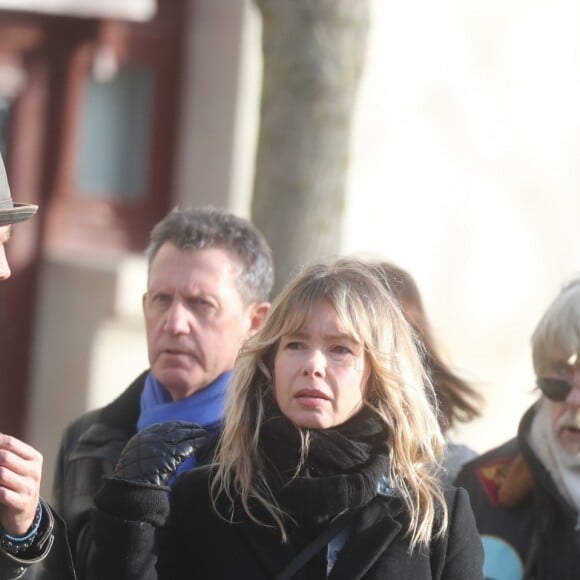 Romane Serda, Lolita Séchan et son père Renaud - Après une cérémonie au temple protestant Port-Royal, obsèques de Thierry Séchan au cimetière du Montparnasse à Paris le 16 janvier 2019.