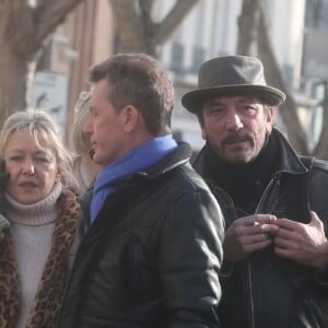 Romane Serda, Lolita Séchan et son père Renaud - Après une cérémonie au temple protestant Port-Royal, obsèques de Thierry Séchan au cimetière du Montparnasse à Paris le 16 janvier 2019.