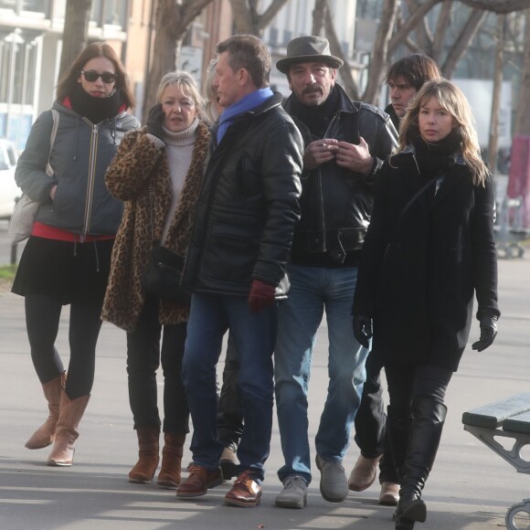 Romane Serda, Lolita Séchan et son père Renaud - Après une cérémonie au temple protestant Port-Royal, obsèques de Thierry Séchan au cimetière du Montparnasse à Paris le 16 janvier 2019.
