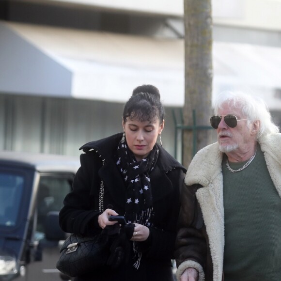 Hugues Aufray et sa compagne Muriel - Après une cérémonie au temple protestant Port-Royal, obsèques de Thierry Séchan au cimetière du Montparnasse à Paris le 16 janvier 2019.