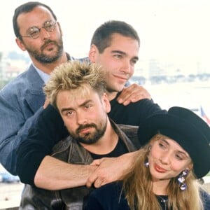 Jean Reno, Jean Marc Barr, Luc Besson et Rosanna Arquette au Festival de Cannes en 1998 pour la présentation du film "Le Grand Bleu".