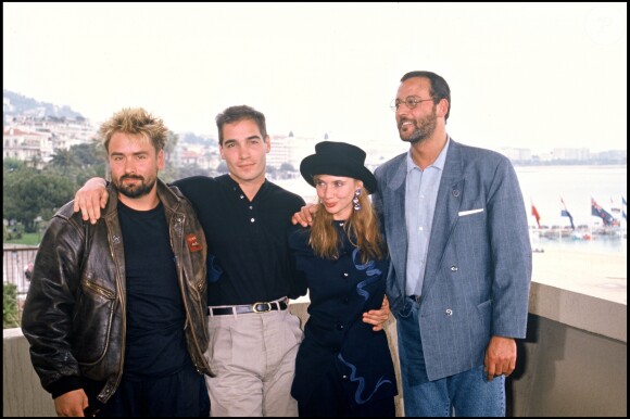 Jean Reno, Jean Marc Barr, Luc Besson et Rosanna Arquette au Festival de Cannes en 1998 pour la présentation du film "Le Grand Bleu".