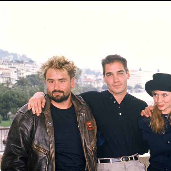 Jean Reno, Jean Marc Barr, Luc Besson et Rosanna Arquette au Festival de Cannes en 1998 pour la présentation du film "Le Grand Bleu".