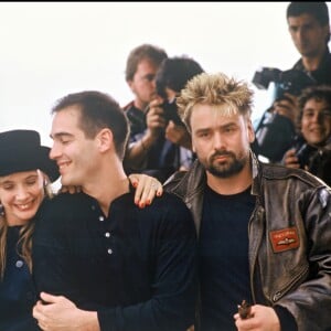 Jean Reno, Jean Marc Barr, Luc Besson et Rosanna Arquette au Festival de Cannes en 1998 pour la présentation du film "Le Grand Bleu".