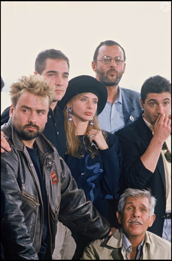 Jean Reno, Jean Marc Barr, Luc Besson et Rosanna Arquette au Festival de Cannes en 1998 pour la présentation du film "Le Grand Bleu".