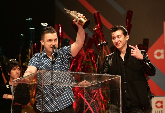 Matt Helders et Alex Turner du groupe Artic Monkeys aux NME Awards à Londres, le 26 février 2014.