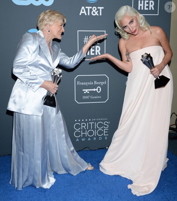 Glenn Close et Lady Gaga, meilleures actrices ex aequo, soirée des 24e Critics' Choice Awards au Barker Hangar à Santa Monica, le 13 janvier 2019.