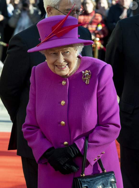 La reine Elisabeth II d'Angleterre rend visite aux membres de "the Honourable Society of Lincoln's Inn" à Londres le 13 décembre 2018.