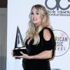 Carrie Underwood, enceinte au photocall de la pressroom des American Music Awards au théâtre Microsoft à Los Angeles le 9 octobre 2018.