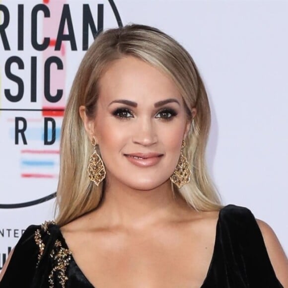 Carrie Underwood, enceinte au photocall de la pressroom des American Music Awards au théâtre Microsoft à Los Angeles le 9 octobre 2018.