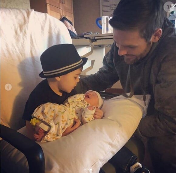Carrie Underwood a partagé des photos de son mari et de son fils aîné à la maternité, après la naissance de son bébé Jacob. Instagram, janvier 2019.