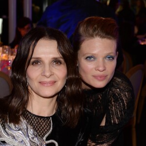 Juliette Binoche et Mélanie Thierry à la 17ème édition du "Dîner de la mode du Sidaction" au Pavillon d'Armenonville à Paris, France, le 24 janvier 2019. Depuis 2003, ce dîner permet de montrer l'engagement indéfectible du monde de la mode en faveur de la lutte contre le sida. © Rachid Bellak/Bestimage