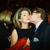 Catherine Deneuve et Yves Saint Laurent lors du défilé Haute Couture Automne-Hiver 1999/2000 à Paris, le 21 juillet 1999.