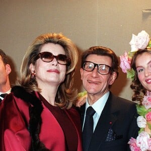 Catherine Deneuve, Laetitia Casta et Yves Saint Laurent pour son défilé Haute Couture printemps été 1999 à Paris, le 20 janvier 1999.