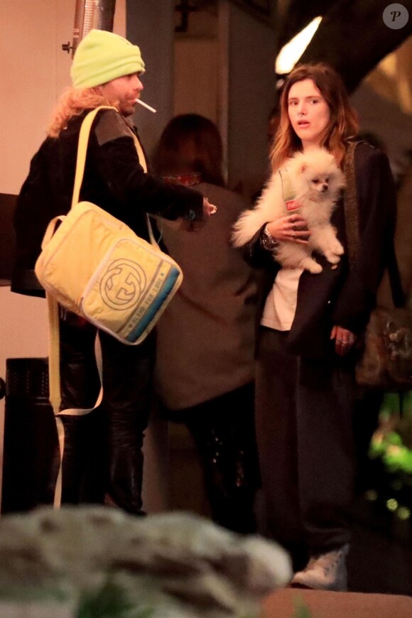 Exclusif - Bella Thorne et son compagnon Mod Sun font du shopping avant d'aller au Chateau Marmont à Los Angeles le 19 décembre 2018.