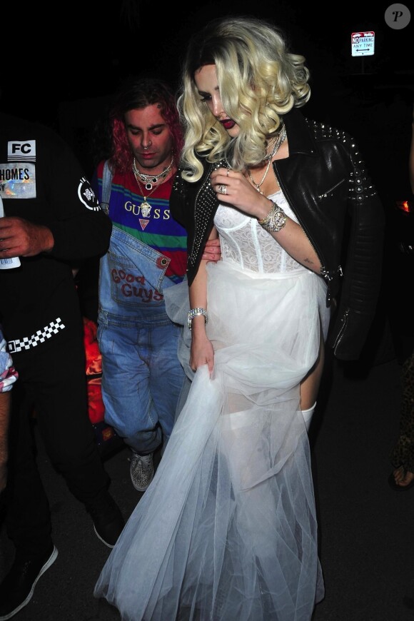 Bella Thorne et son compagnon Mod Sun arrivent à une soirée Halloween à Hollywood Hills, Los Angeles, le 30 octobre 2018.