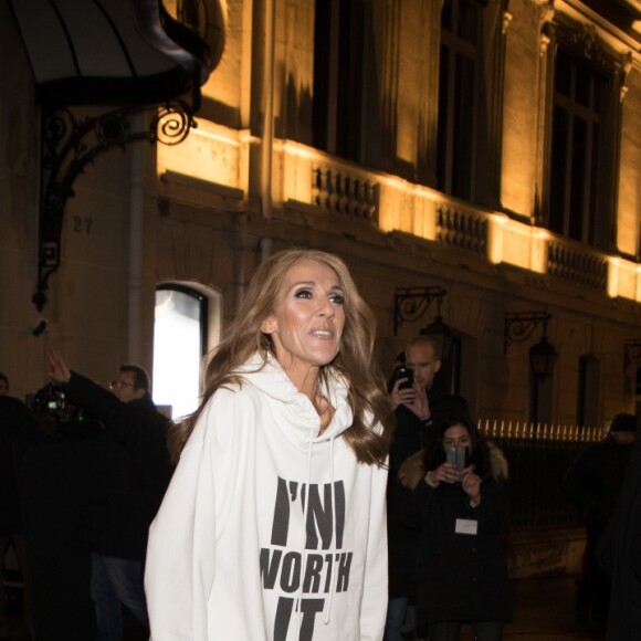Céline Dion porte un sweat blanc à capuche avec l'inscription "I'M WORTH IT" (Je le vaux bien) à la sortie de l'hôtel Plaza Athénée après le tournage pour l'Oréal à Paris, France, le 30 janvier 2019.