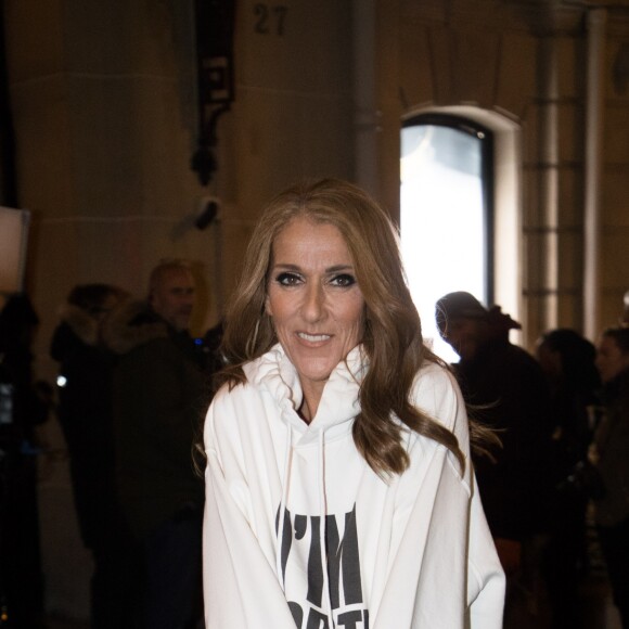 Céline Dion porte un sweat blanc à capuche avec l'inscription "I'M WORTH IT" (Je le vaux bien) à la sortie de l'hôtel Plaza Athénée après le tournage pour l'Oréal à Paris, France, le 30 janvier 2019.