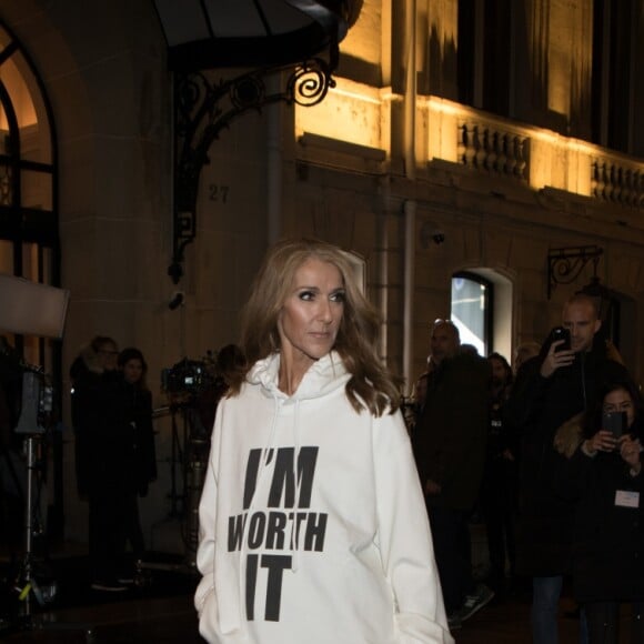 Céline Dion porte un sweat blanc à capuche avec l'inscription "I'M WORTH IT" (Je le vaux bien) à la sortie de l'hôtel Plaza Athénée après le tournage pour l'Oréal à Paris, France, le 30 janvier 2019.