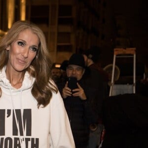 Céline Dion porte un sweat blanc à capuche avec l'inscription "I'M WORTH IT" (Je le vaux bien) à la sortie de l'hôtel Plaza Athénée après le tournage pour l'Oréal à Paris, France, le 30 janvier 2019.