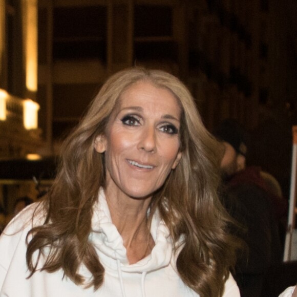 Céline Dion porte un sweat blanc à capuche avec l'inscription "I'M WORTH IT" (Je le vaux bien) à la sortie de l'hôtel Plaza Athénée après le tournage pour l'Oréal à Paris, France, le 30 janvier 2019.