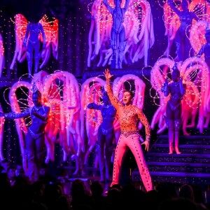 Exclusif - Le journaliste et présentateur de télévision français Jean-Pierre Pernaut pose avec les danseuses du Moulin Rouge à Paris, France, le 31 janvier 2019. © Marc Ausset-Lacroix/Bestimage