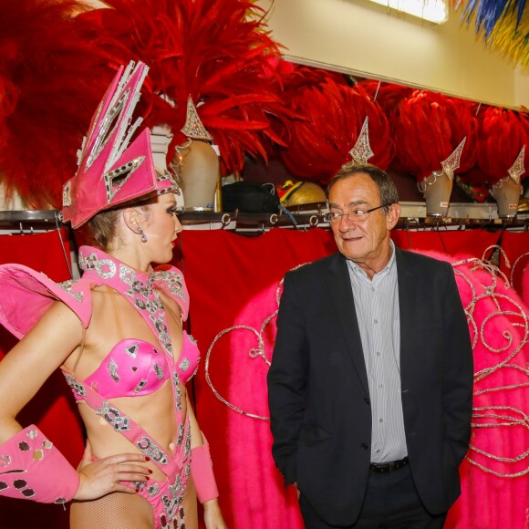 Exclusif - Le journaliste et présentateur de télévision français Jean-Pierre Pernaut pose avec les danseuses du Moulin Rouge à Paris, France, le 31 janvier 2019. © Marc Ausset-Lacroix/Bestimage