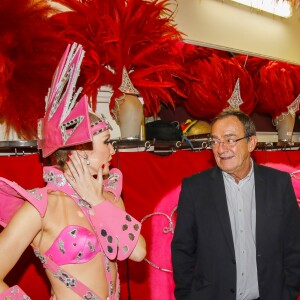 Exclusif - Le journaliste et présentateur de télévision français Jean-Pierre Pernaut pose avec les danseuses du Moulin Rouge à Paris, France, le 31 janvier 2019. © Marc Ausset-Lacroix/Bestimage