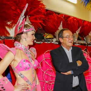 Exclusif - Le journaliste et présentateur de télévision français Jean-Pierre Pernaut pose avec les danseuses du Moulin Rouge à Paris, France, le 31 janvier 2019. © Marc Ausset-Lacroix/Bestimage