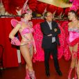 Exclusif - Le journaliste et présentateur de télévision français Jean-Pierre Pernaut pose avec les danseuses du Moulin Rouge à Paris, France, le 31 janvier 2019. © Marc Ausset-Lacroix/Bestimage