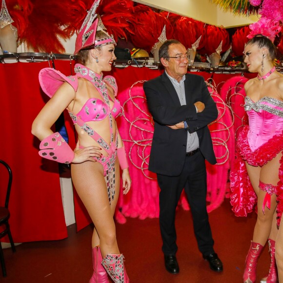 Exclusif - Le journaliste et présentateur de télévision français Jean-Pierre Pernaut pose avec les danseuses du Moulin Rouge à Paris, France, le 31 janvier 2019. © Marc Ausset-Lacroix/Bestimage